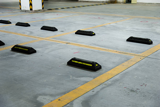 Normas y reglamentos sobre topes para autos en zonas residenciales